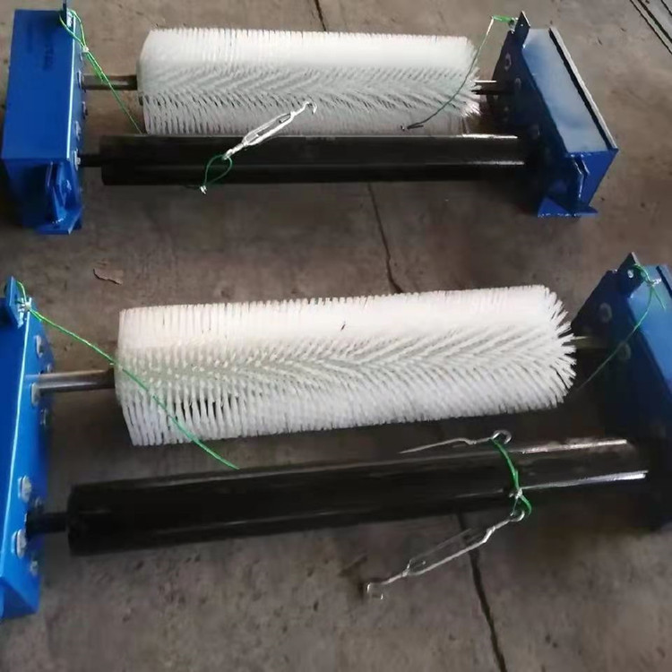 巨安电动滚刷清扫器 刮板聚氨酯输送式清扫器 旋转式清扫器厂家