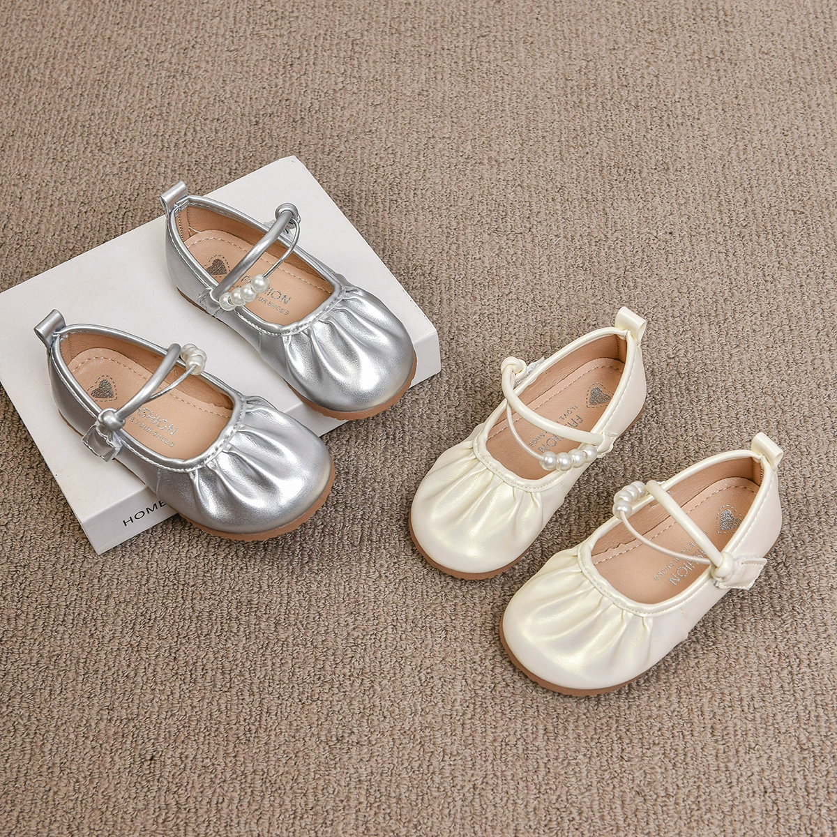 Детские кожаные туфли для девочек, модель 2025 года, модные туфли-принцессы с жемчугом, мягкая подошва, модные туфли для малышек