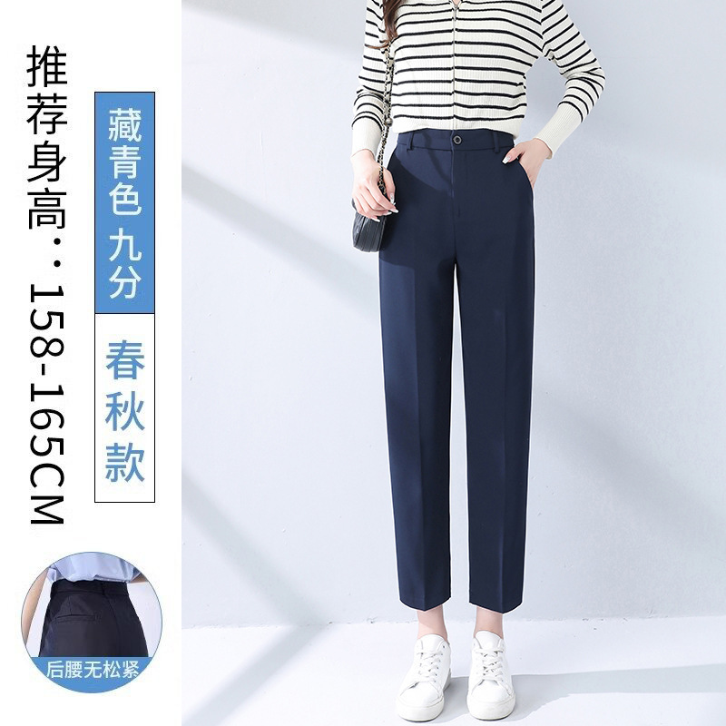 黒いスーツのズボンの女性のペンダント感があります。|undefined