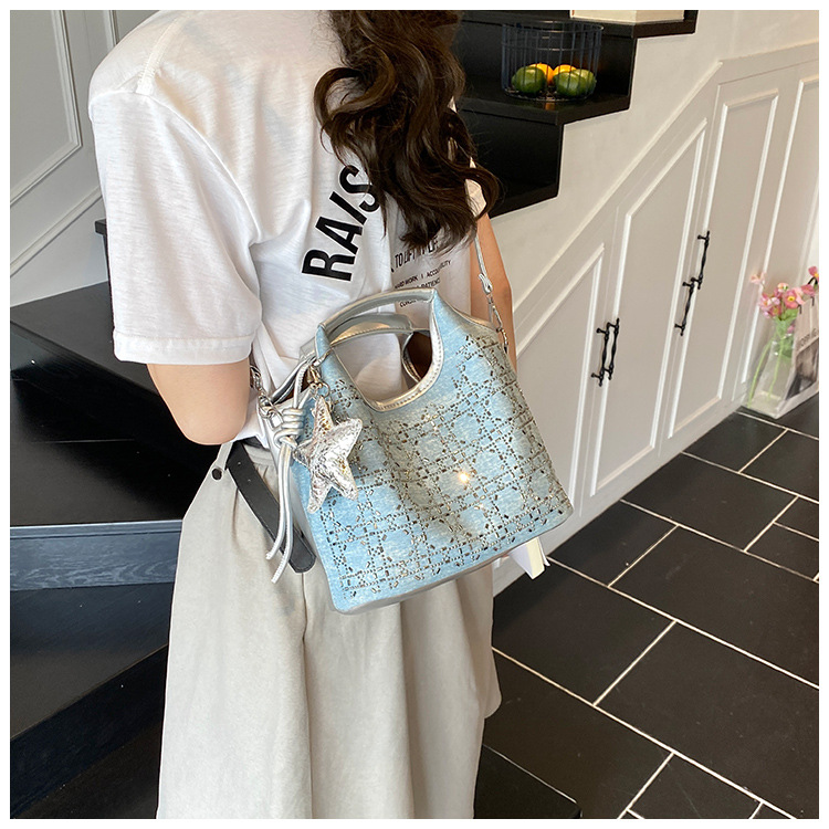 A niche design, fashionable and versatile single-shoulder hand-carry commuter bag for women, a new summer 2025 simple crossbody bucket bag undefined