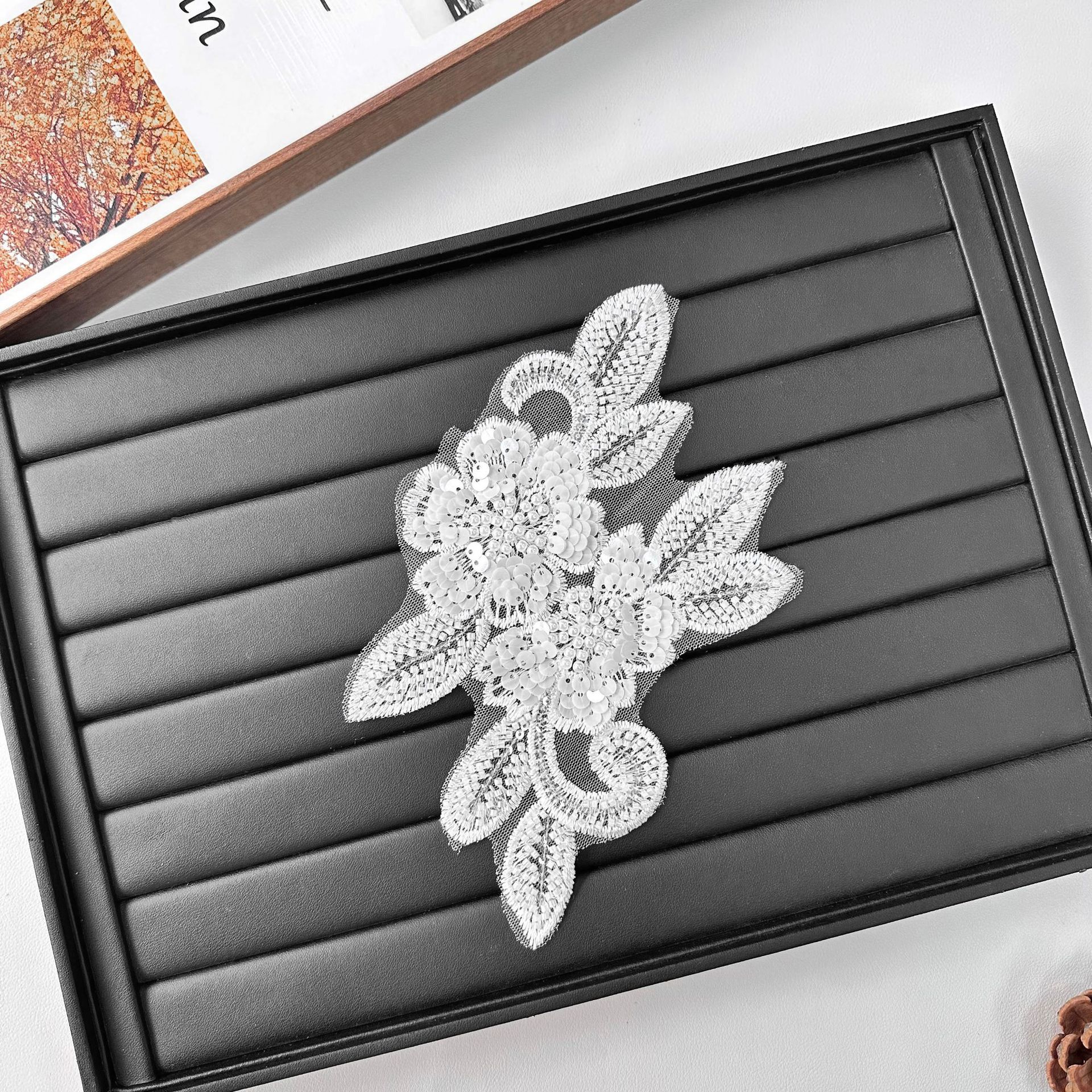 Exquisito encaje floral blanco con ribete de encaje 3D de 21 cm de largo para decoración de ropa, abrigos y mangas.