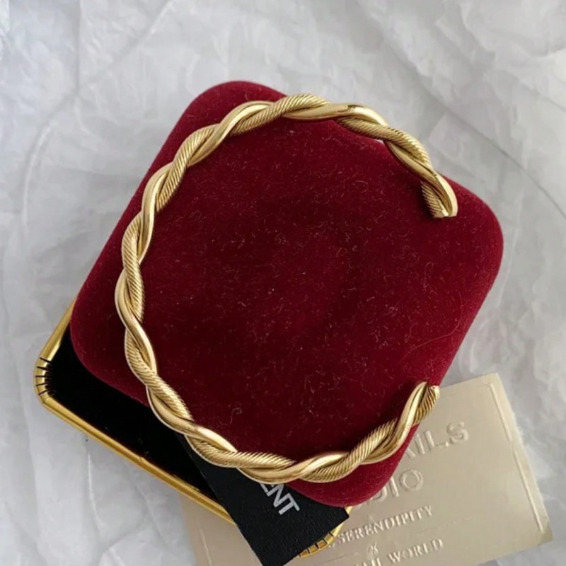 Red de celebridades con el mismo estilo de pulsera de apertura de giro de oro de arena, pulsera de apertura en forma de C chapada en oro retorcido de acero inoxidable, joyería al por mayor