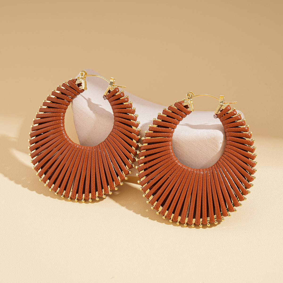 Europa y los Estados Unidos transfronterizos otoño y invierno trenzado hueco geometría broches redondos bohemios personalidad nicho de alta sensación pendientes para mujeres