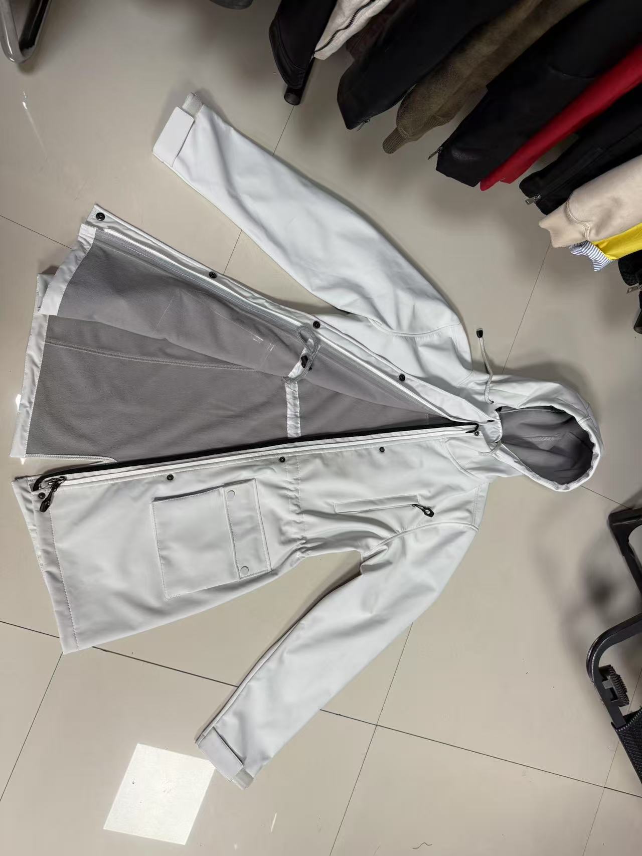 Waterdichte windjack met capuchon voor dames - lichtgewicht regenjas voor herfst en winter (EU-maten S-XXXL)_voghion.com