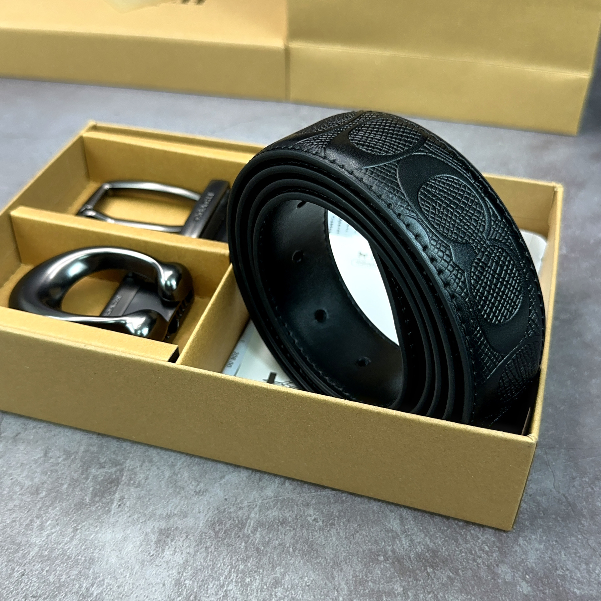 Embossed pin buckle large C