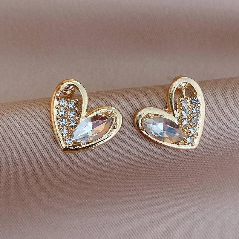 Fashion Simple Rhinestone Zircon Heart-shaped Alloy Stud Earrings display picture 1