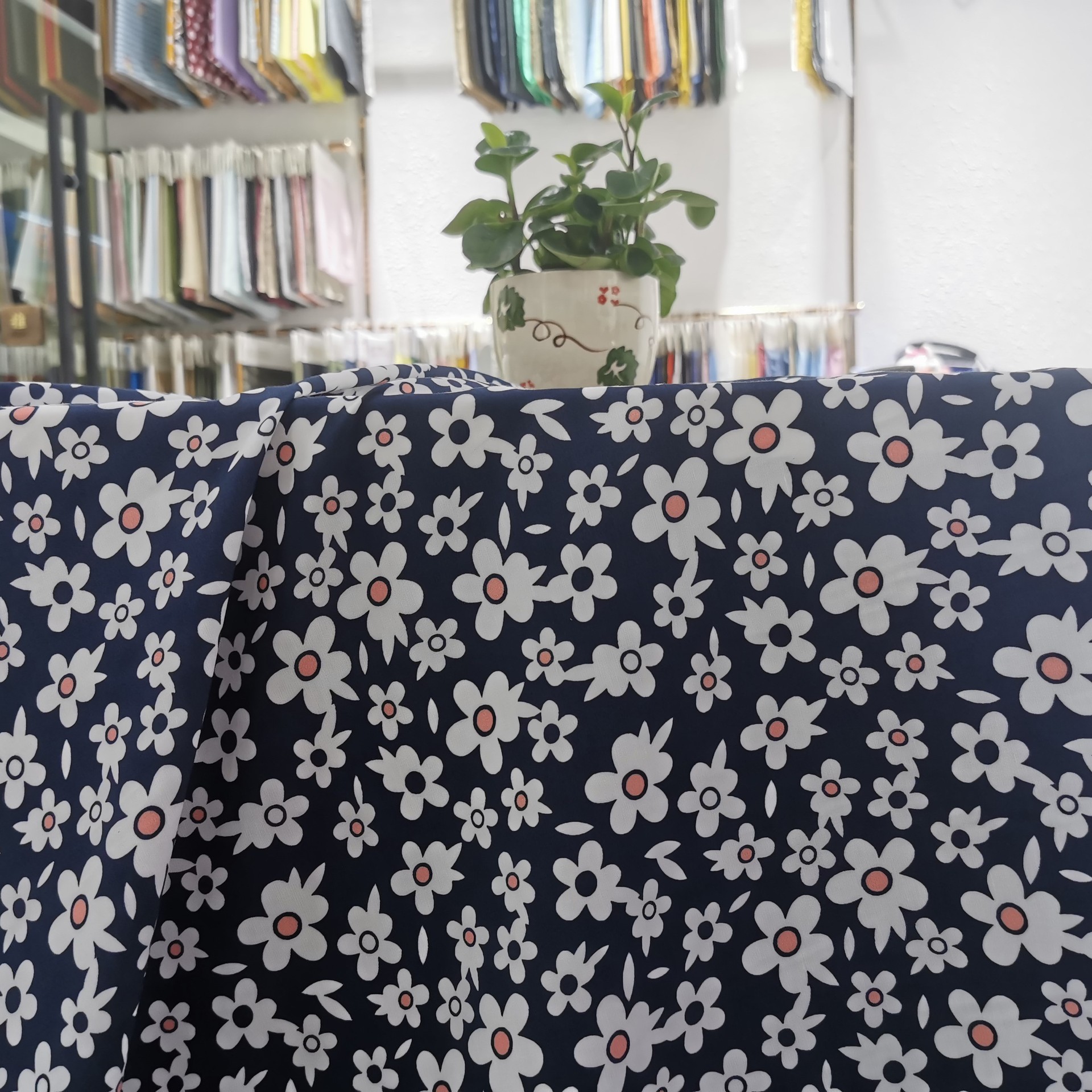 Venta caliente tela impresa vestido suave algodón cómodo tela de seda impresión de ropa impresión de rayon