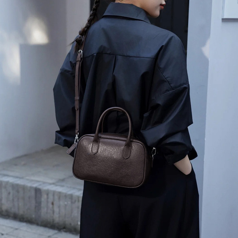 高級感のある植物タンニンなめしの第一層牛革ボストンボウリングバッグ、レディースレトロブラック通勤用ハンドバッグ、ショルダーバッグ、クロスボディバッグ