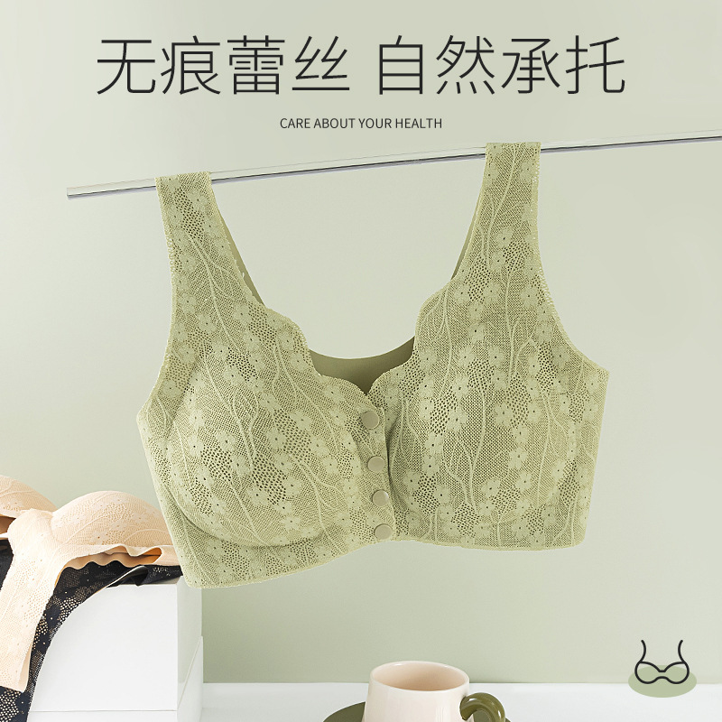 中高年のお母さんの前でボタンをつけます。|undefined