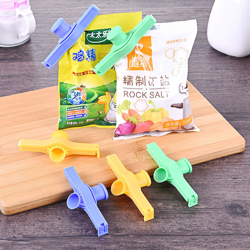 Sealing clip sealing clip with dispensing spout kitchen seasoning food snacks moisture-proof and fresh-keeping household milk powder clip artifact