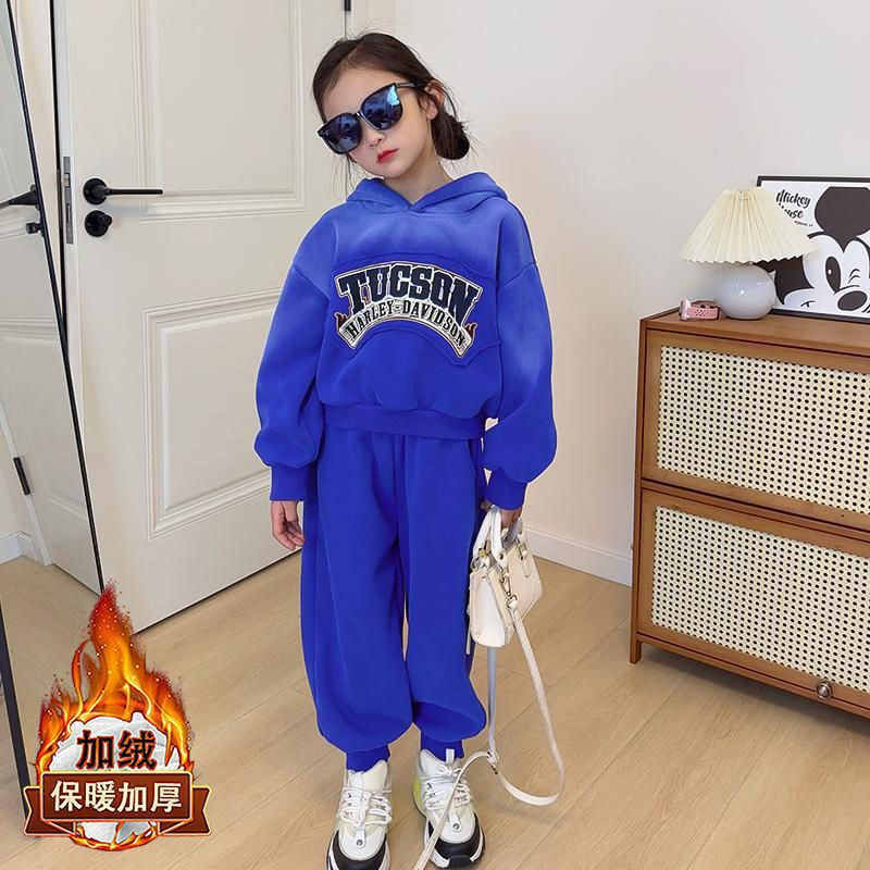 Niñas más traje grueso de terciopelo 2024 otoño e invierno nuevo estilo estilo estilo occidental suéter con capucha de invierno para niños de dos piezas