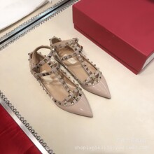 华伦V家尖头柳钉高跟鞋女2026年夏新款细跟漆皮一字带休闲平底鞋