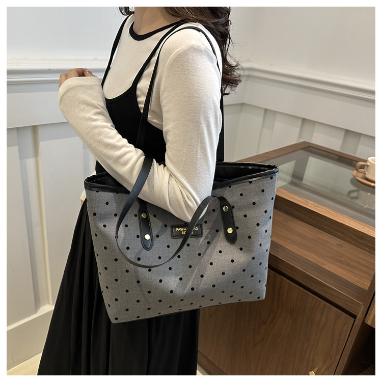 The 2024 new Korean-style tote bag with a college style is stylish, elegant and beautiful. It is a large-capacity single-shoulder and underarm commuter handbag undefined