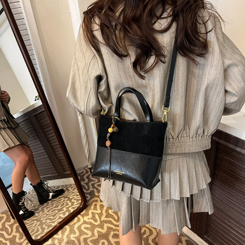 Bolsa de color retro de estilo extranjero para mujeres otoño y invierno 2025, nuevo tipo de bolso de hombro de viaje, bolso de cubo de mano de alta calidad