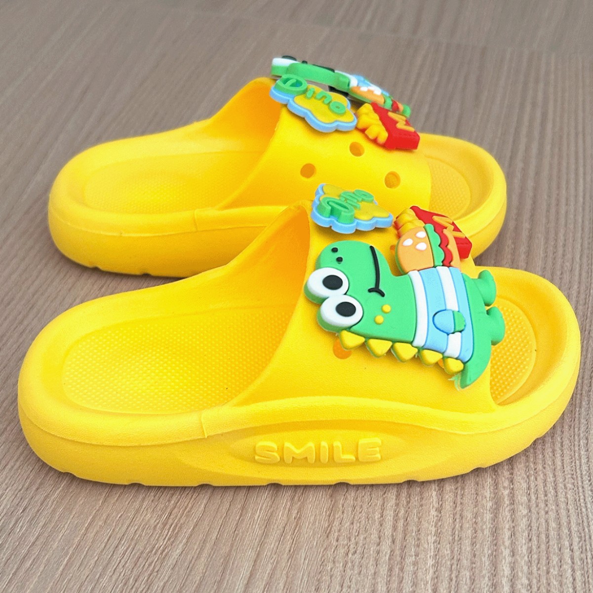 2026 E-commerce popular coreano zapatillas infantiles de alta calidad cómodas zapatillas de moda de dibujos animados suaves fábrica al por mayor