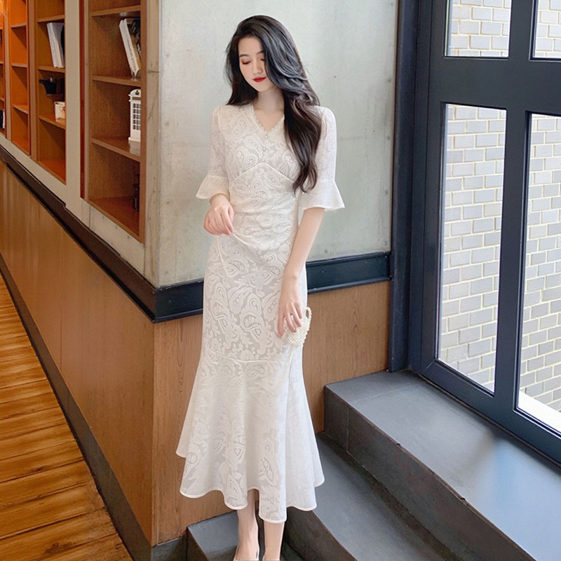 French-Style Pure Desire and Mature Elegance, High-End Lace Bell-Sleeve Dress, Slim-Fitting, Hip-Hugging Long Dress, New Model French-Style Pure Desire and Mature Elegance, High-End Lace Bell-Sleeve Dress, Slim-Fitting, Hip-Hugging Long Dress, New Model