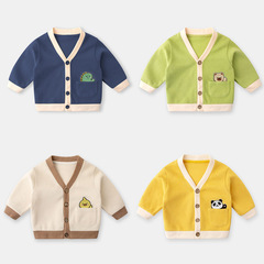 秋冬の赤ちゃんのコート春と秋の赤ちゃんのニットの春の男の子の服の女の子の春の服の洋風の子供服