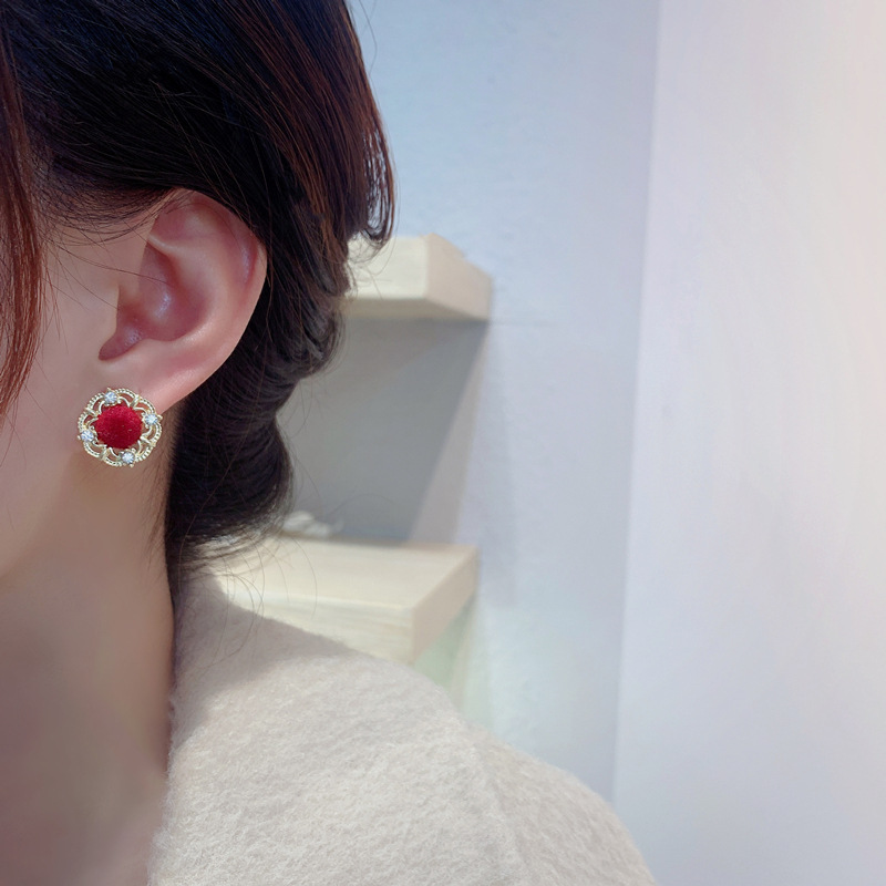 New Autumn And Winter Retro Velvet Geometric Earrings Fashion Stud Earrings For Women display picture 4