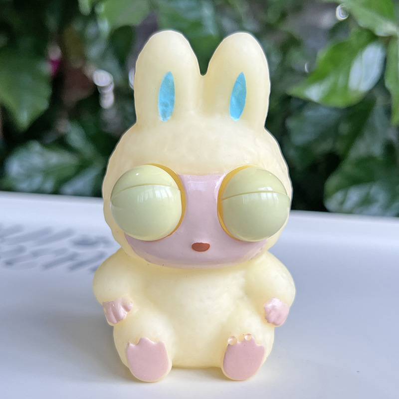 눈을 가늘게 뜨고 있는 래브 [노란색]