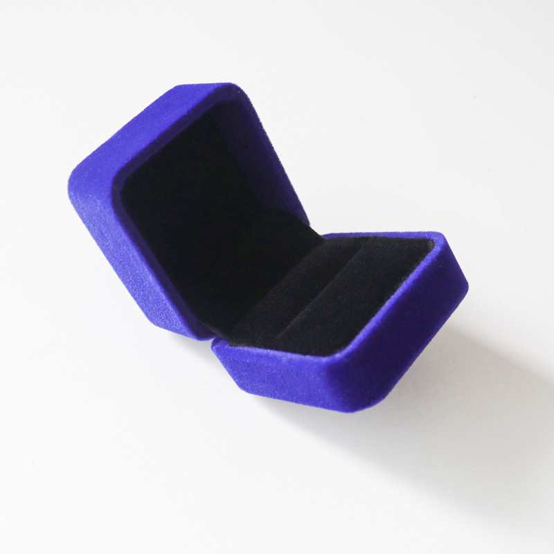 Nueva caja de papel pequeña de margarita, joyería de franela de alta gama, joyería, anillo, pendientes, caja de embalaje universal al por mayor