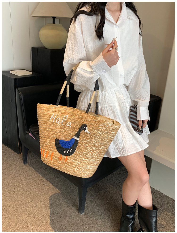 Femmes Moyen Paille Animal Vacances Style Classique Tisser Chaîne De Caractères Sac Seau display picture 35