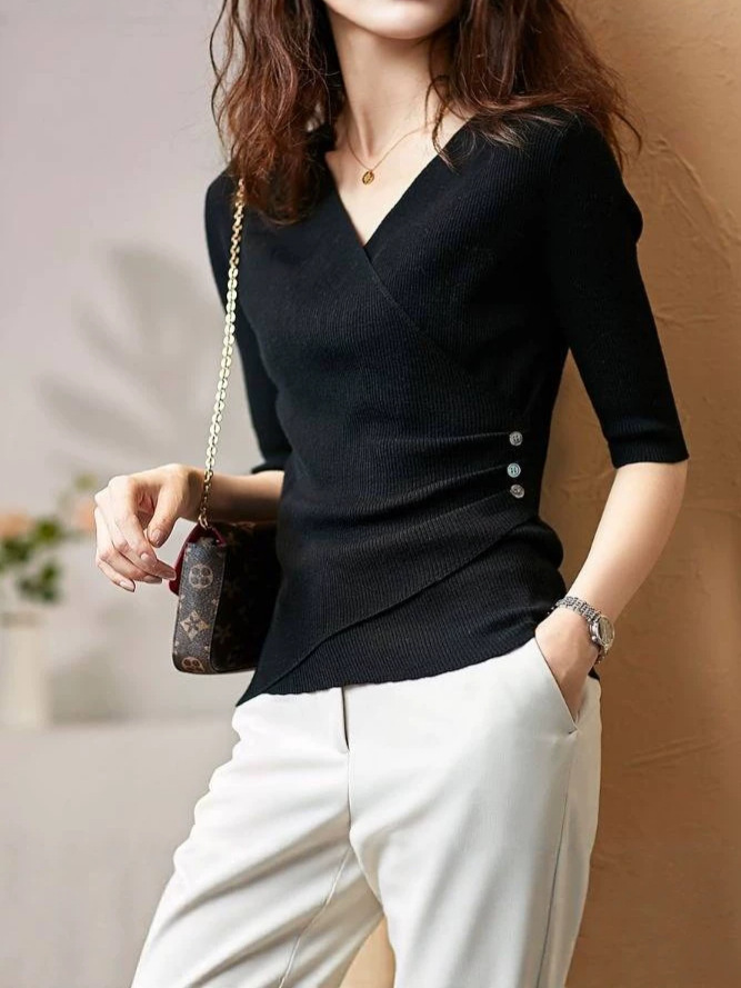 Áo thun nữ cổ chữ V tay ngắn dáng ôm nhẹ — đen