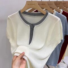 レトロな小さな新鮮な対照的な色のステッチ偽ツーピースシックなボタンラウンドネック半袖セーター女性のための夏の新しいトップ