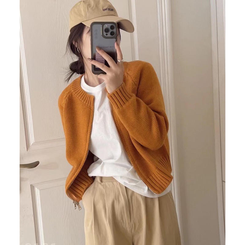 Demi-season sweater with zipper