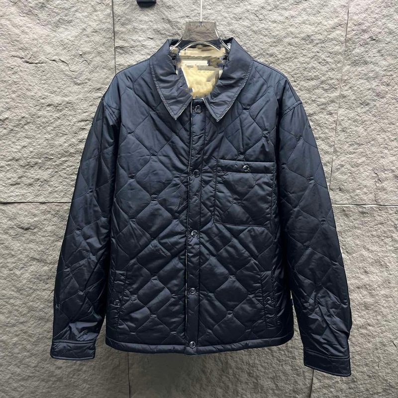 Burberry's 26 Fall/Winter New Double-Sided Jacket features a fashionable diamond-patterned collar design, lightweight and warm outerwear for both men and women Burberry's 26 Fall/Winter New Double-Sided Jacket features a fashionable diamond-patterned collar design, lightweight and warm outerwear for both men and women