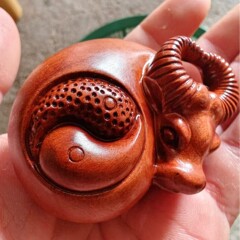 雷撃ナツメの木の彫刻牛は乾坤の部品の道家の器のアクセサリの金のヒキガエルの部品の工芸品の手の実木に回転します。