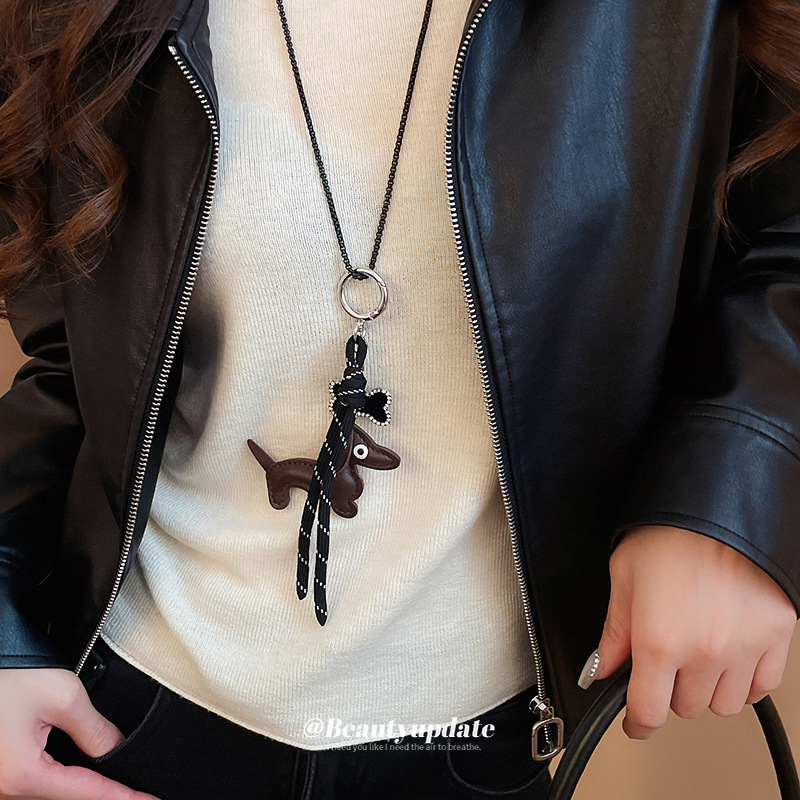 Collar de llavero de cachorro de color café, cadena de suéter de diseño de nicho, accesorios de joyería de moda de alta gama femenina
