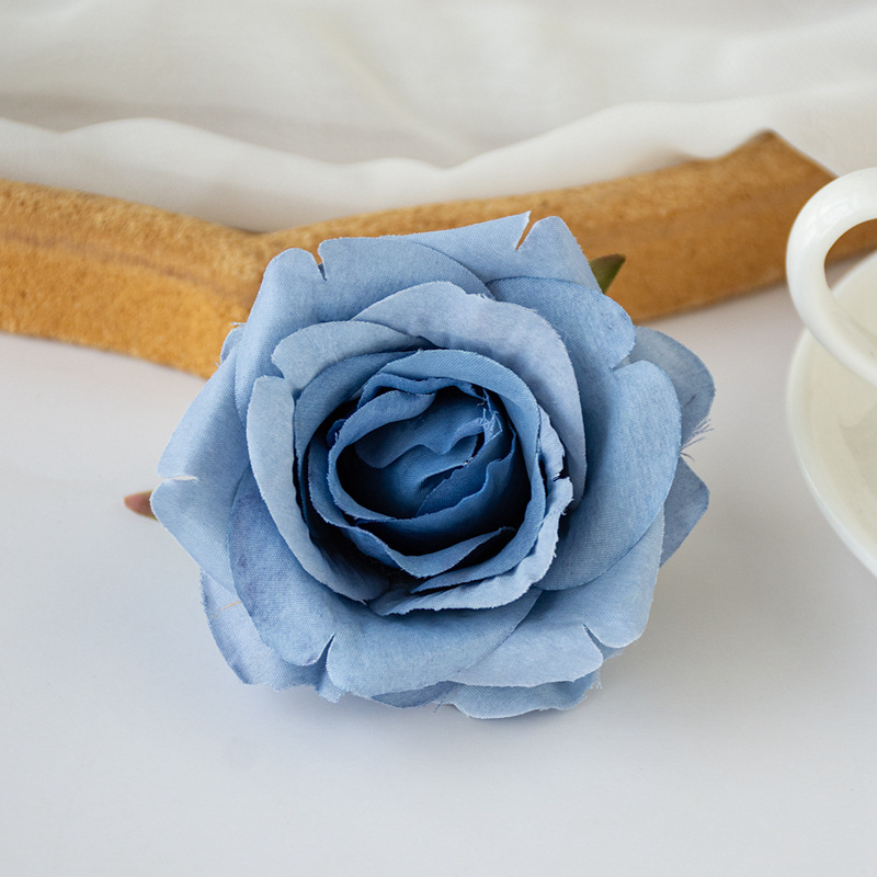 진한 파란색