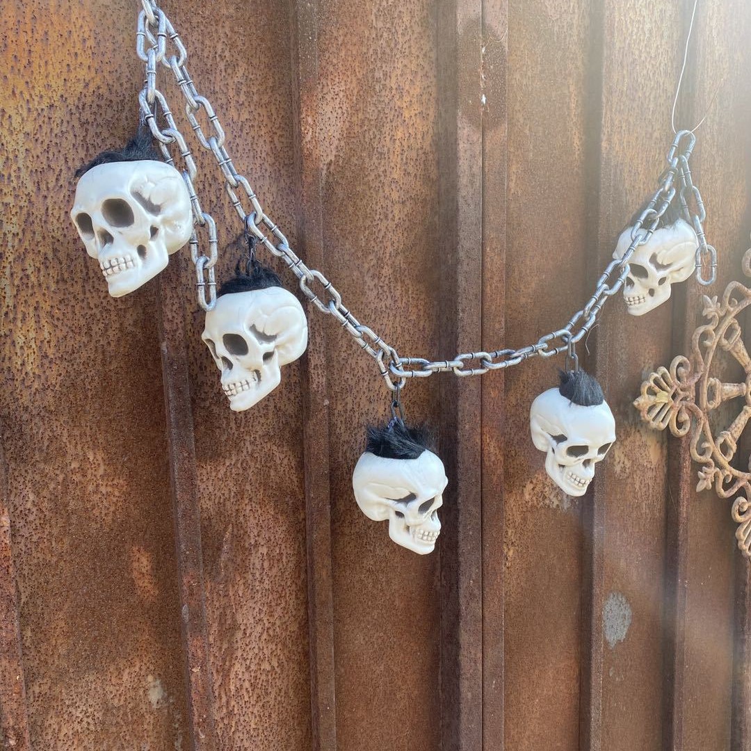 Esqueleto colgante tienda de tatuajes bar decoración de Halloween horrendo horrendo esqueleto cadena cámara secreta escape de la casa embrujada props