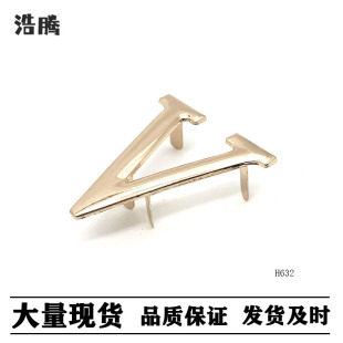 Wholesale bag hardware V-shaped buckle decorative jewelry box gift box letter V-shaped buckle zinc alloy handbag bag buckle