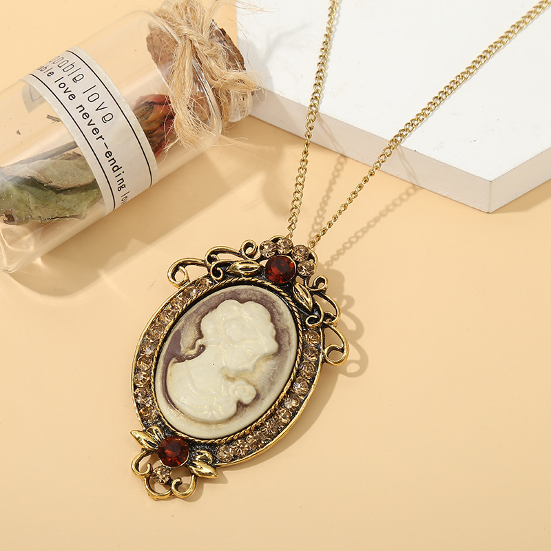 Retro Portrait Alloy Inlay Artificial Gemstones Women's Pendant Necklace 1 Piece display picture 4