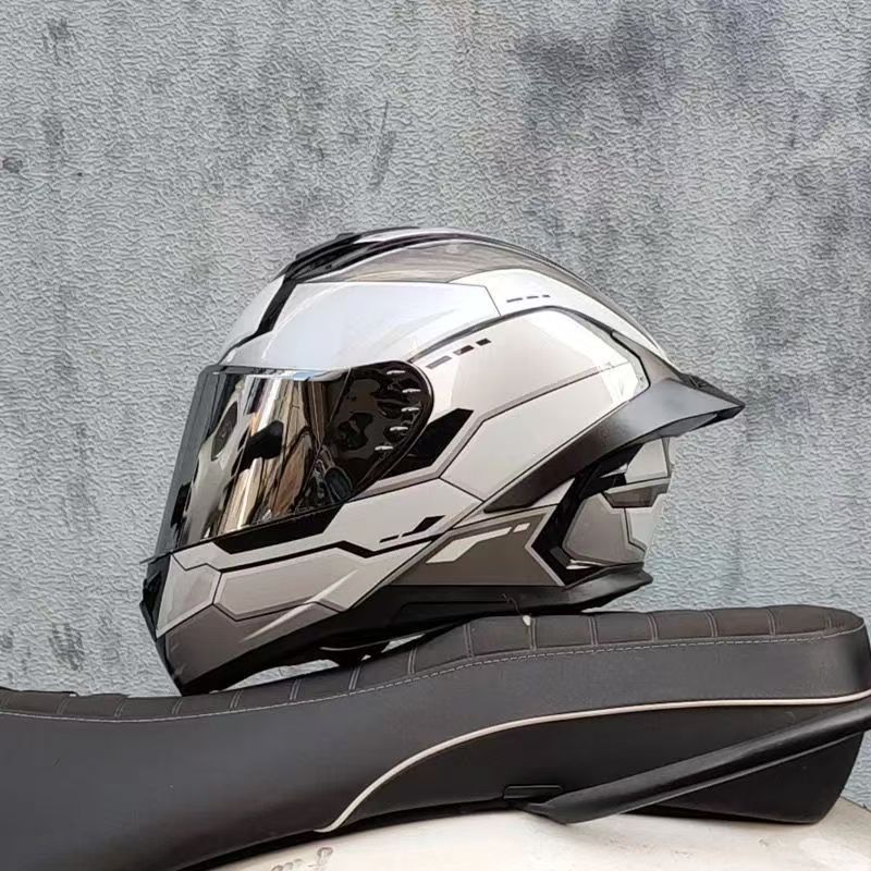 AXOR Cascos de motocicleta adecuados para hombres y mujeres Cascos de protección solar de verano Locomotora Gundam personalidad cola grande ranura Bluetooth seguridad