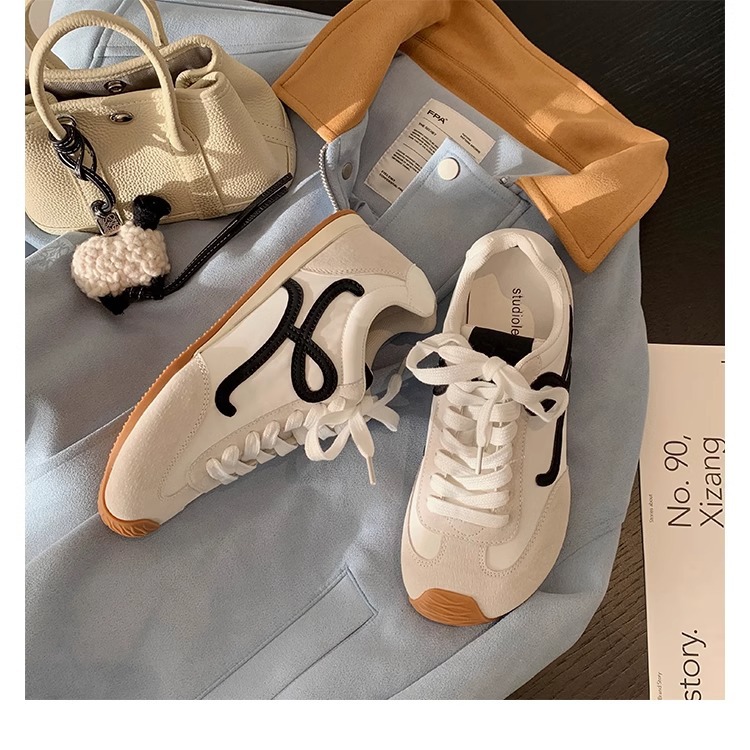 Grava madre studiolee Wang Yibo con zapatos asimétricos de cabeza grande, cordones casuales, zapatos de entrenamiento de mujer.