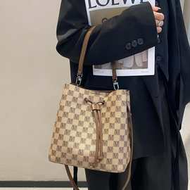 白格子水桶包2025欧美新款女包英伦休闲斜跨单肩包简约抽带水桶包