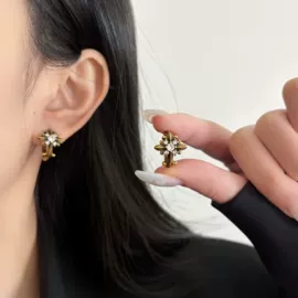 戒指;项链;耳钉