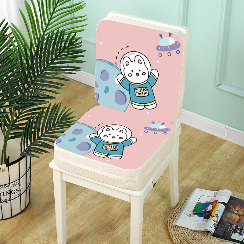かわいいアニメの子供が椅子を高くして日常の通用教室の自動車が高くなって座布団を厚くします。|undefined