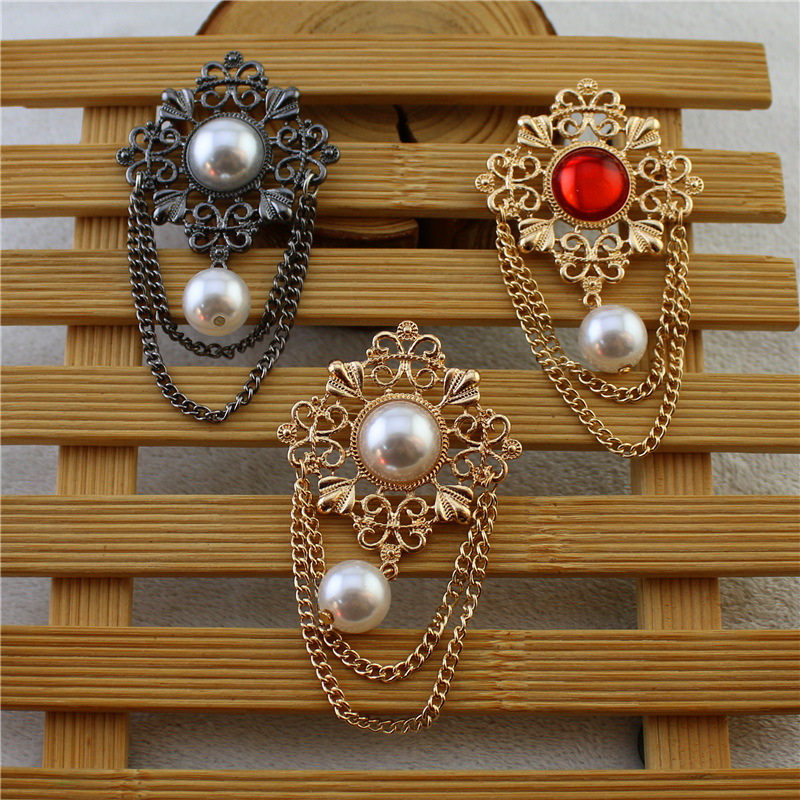 Vintage-Barock-Brosche im koreanischen Stil mit Perlen, hohler Kette und Quaste – ein Schmuckstück im luxuriösen Design._voghion.com
