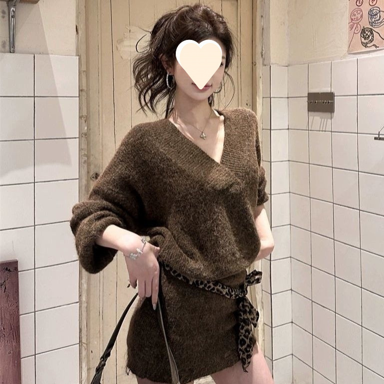 慵懒风软糯大V领露肩中长款毛衣裙秋冬内搭设计感镂空针织连衣裙