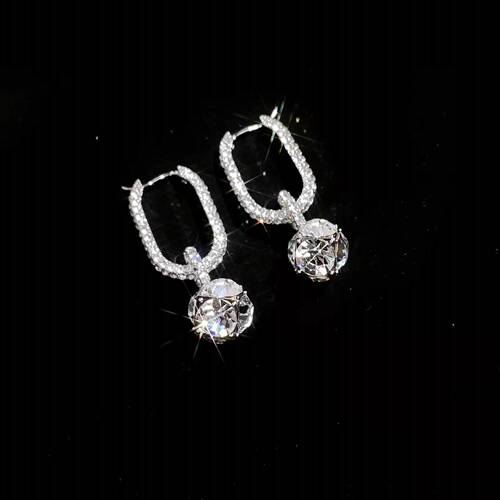 The same style of full-diamond earrings with flashing diamonds from all directions, earrings, niche light luxury three-dimensional earrings and earrings