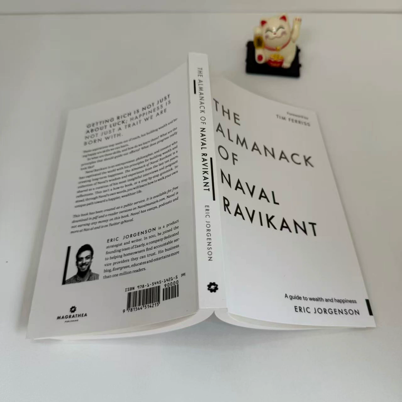 Книга Navarbow The Almanack of Naval Ravikant — английское издание, руководство по богатству и счастью