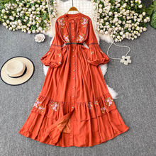 民族风气质刺绣圆领灯笼袖连衣裙女新款单排扣收腰显瘦荷叶边长裙