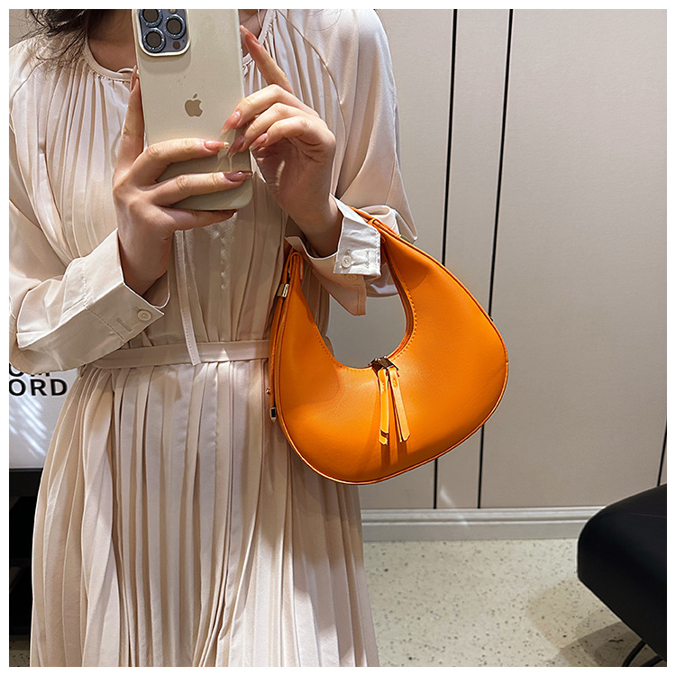 Koreanische Halbmondtasche 2024 Neue Modetasche Retro Internet Celebrity Beliebte einfache Handtasche Vielseitige Umhängetasche Großhandel_voghion.com