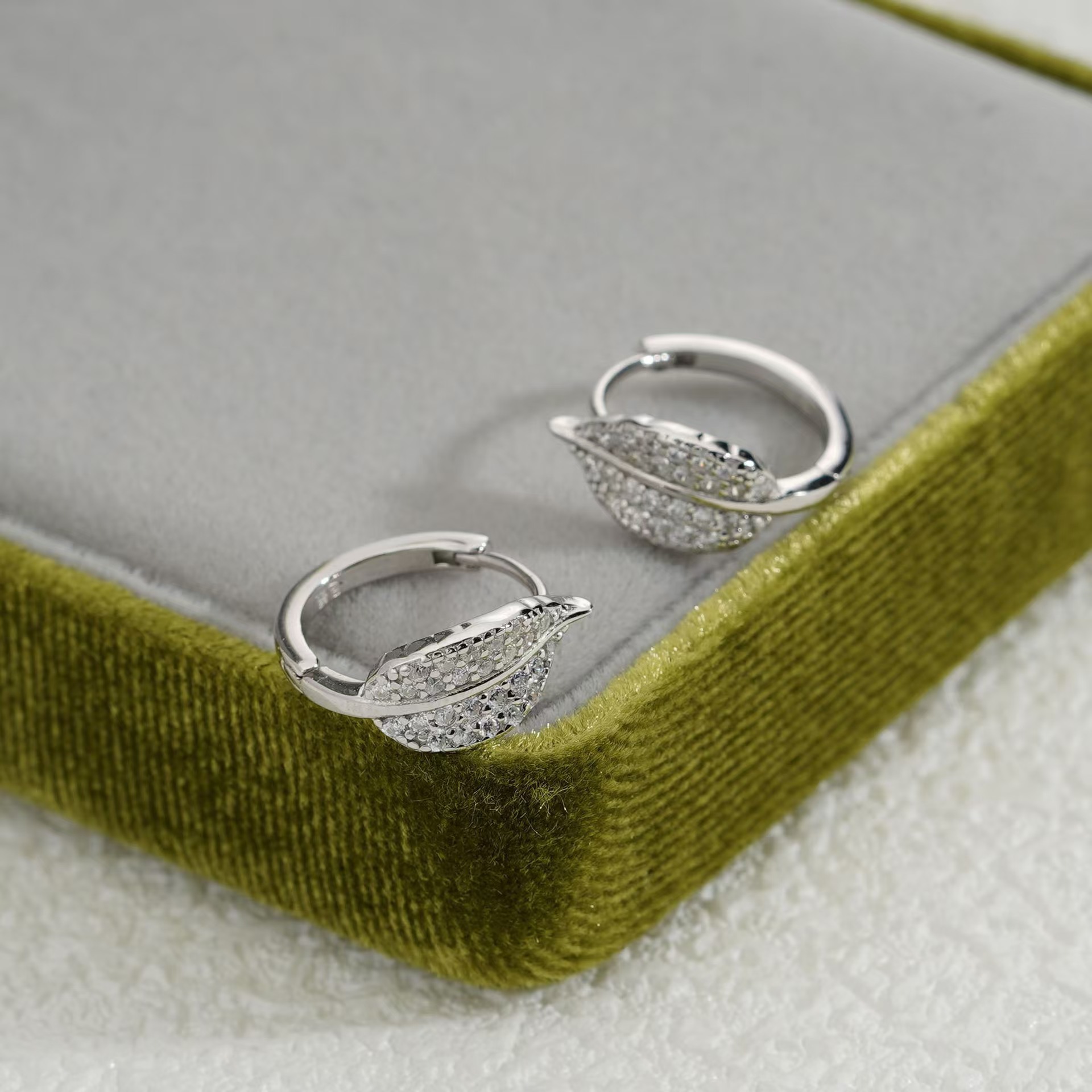 Precio especial nuevo estilo de alto valor facial temperamento simétrico completo de hoja de diamante auriculares minimalistas lujosas de moda exquisitas y frías orejas image 1