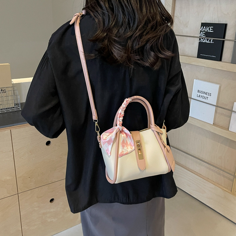 Este año, la moda de la bolsa de la cesta de verduras de mano para mujeres 2024, la nueva bolsa de hombro de color salvaje, la bolsa de cubo de alta calidad