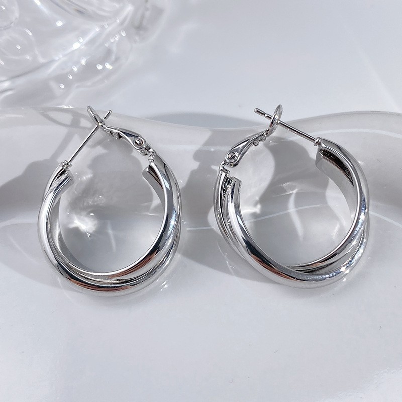 Nuevos desplazamientos de moda con pendientes de círculo grande, ligero y lujoso, temperamento femenino de alta gama, botones para los oídos, Orejeras de círculo vegetariano, agujas para los oídos