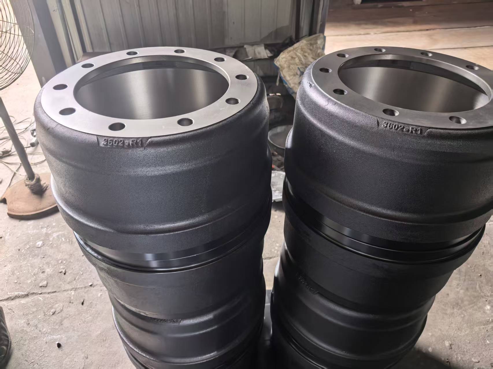 WG9761349001 is compatible with the Man Bridge MCP16 rear axle brake drum, suitable for Sitrak C7H and HOWO TH7 models, directly from the factory